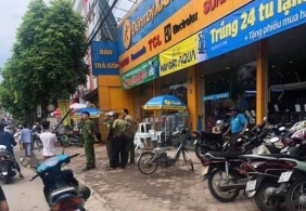 Nam thanh niên cầm hung khí lao vào hành hung dã man bảo vệ Điện máy Xanh